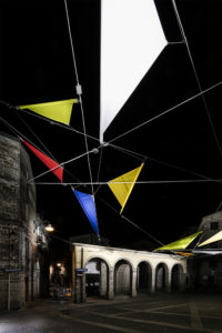 vista notturna installazione a piazza Faber, omaggio al cantante Fabrizio De André
