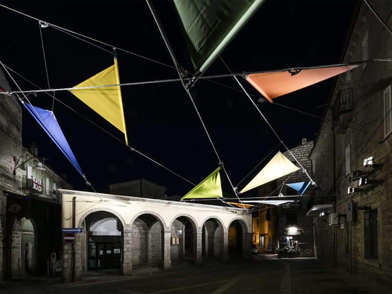 vista notturna installazione a piazza Faber, omaggio al cantante Fabrizio De André